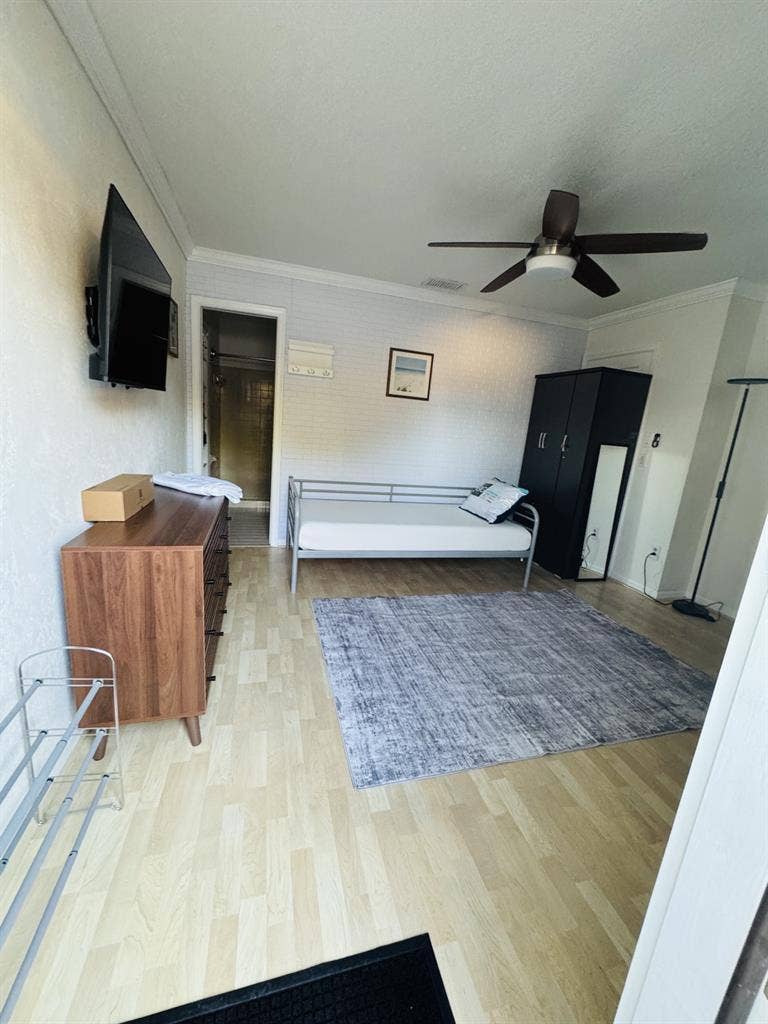 Independent entrance room in W Boca