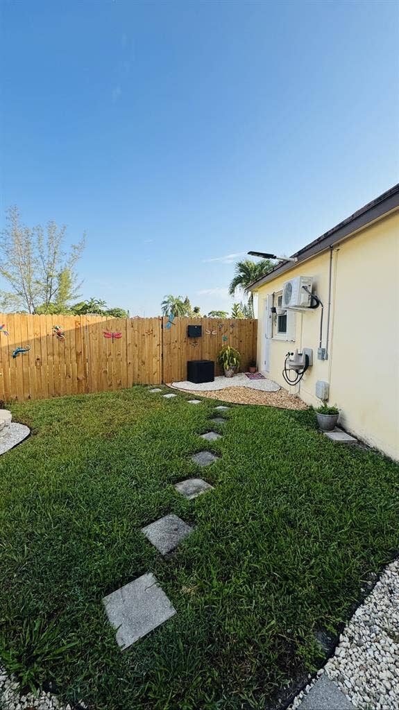 Independent entrance room in W Boca