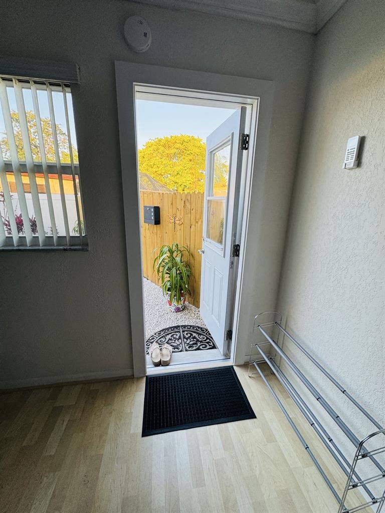 Independent entrance room in W Boca