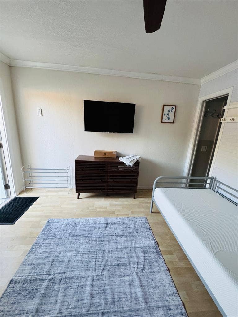 Independent entrance room in W Boca
