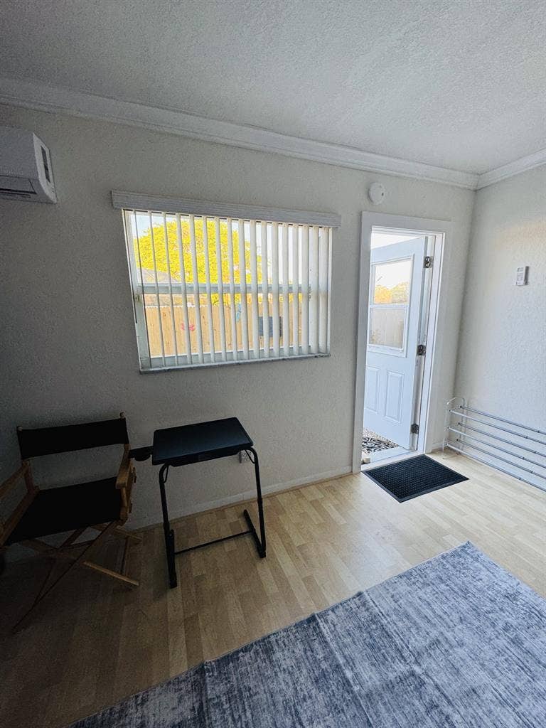 Independent entrance room in W Boca
