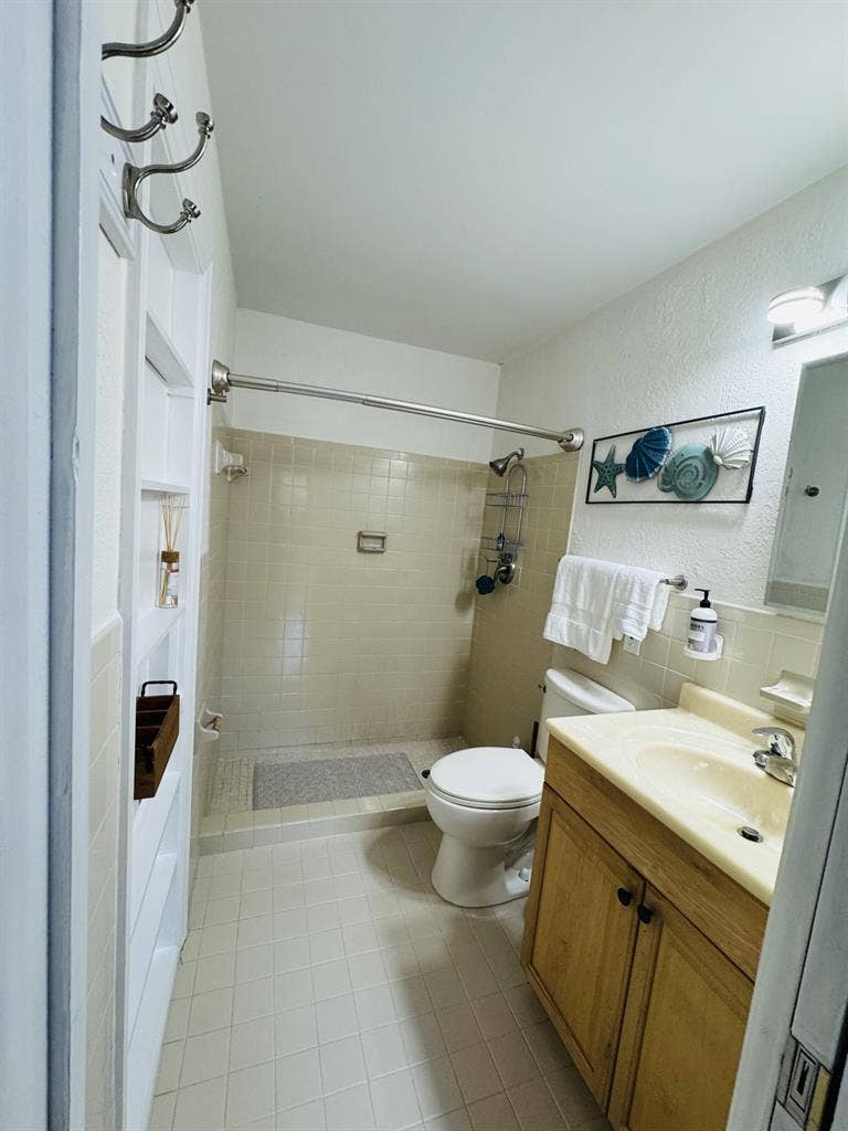 Independent entrance room in W Boca