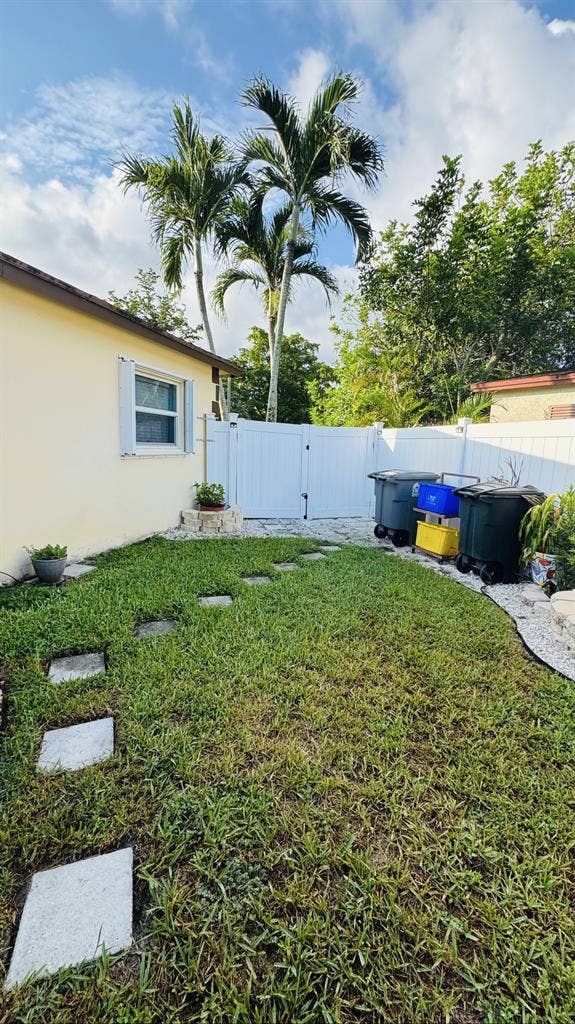 Independent entrance room in W Boca