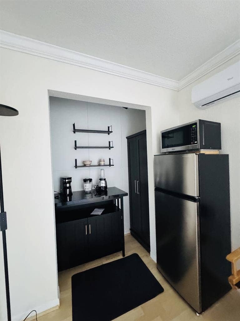 Independent entrance room in W Boca
