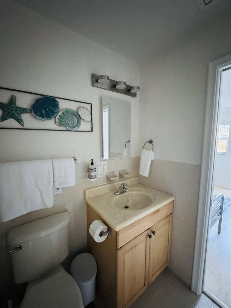 Independent entrance room in W Boca