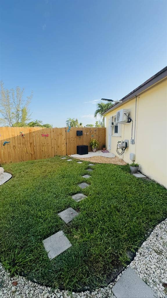 Independent entrance room in W Boca