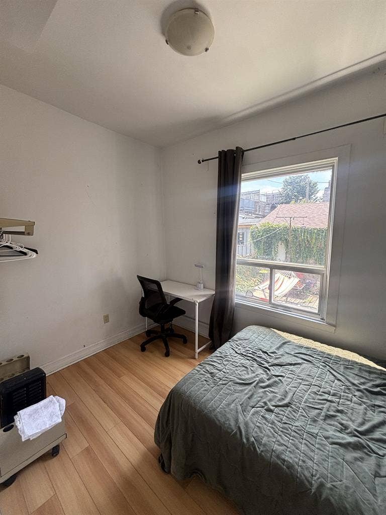 Room for rent in little Portugal