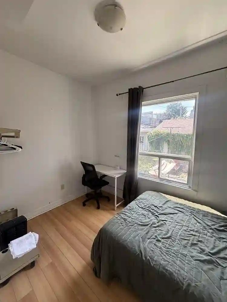 Room for rent in little Portugal