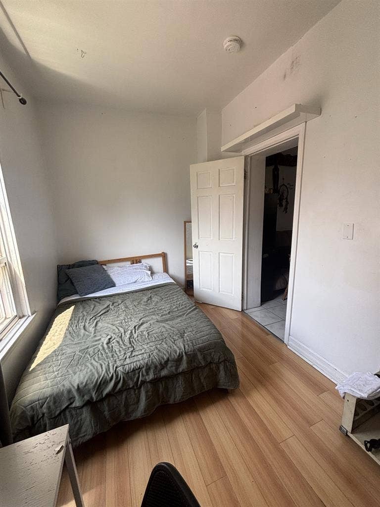 Room for rent in little Portugal