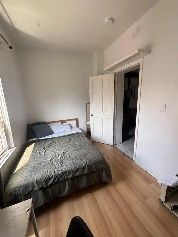 Room for rent in little Portugal
