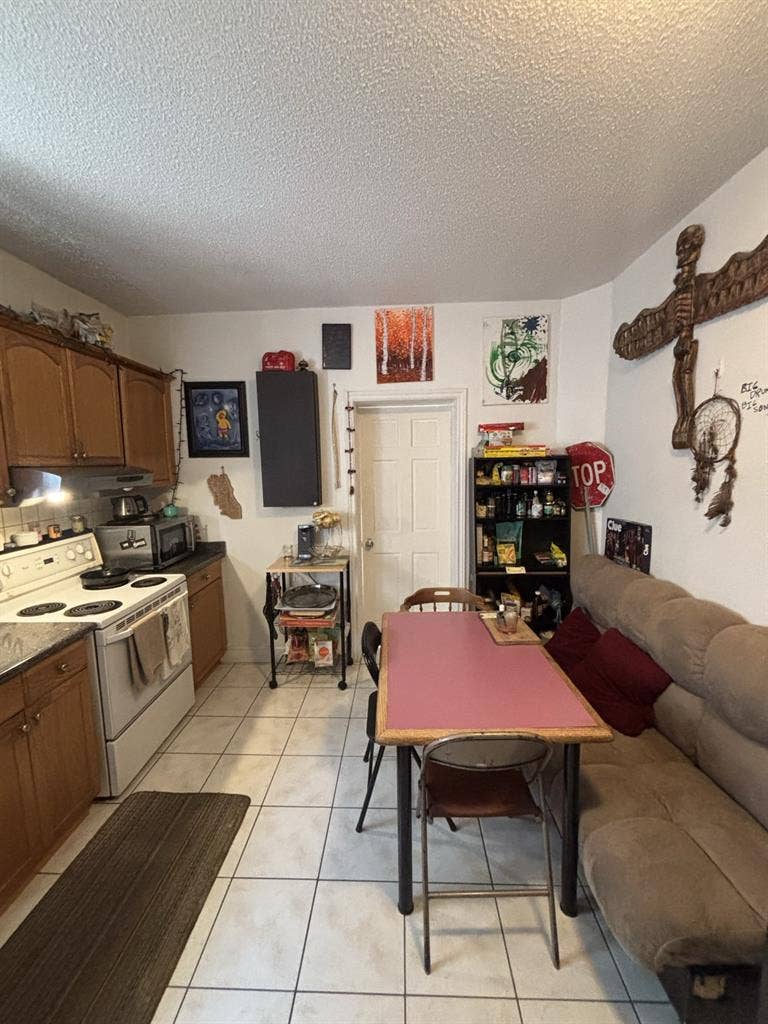 Room for rent in little Portugal