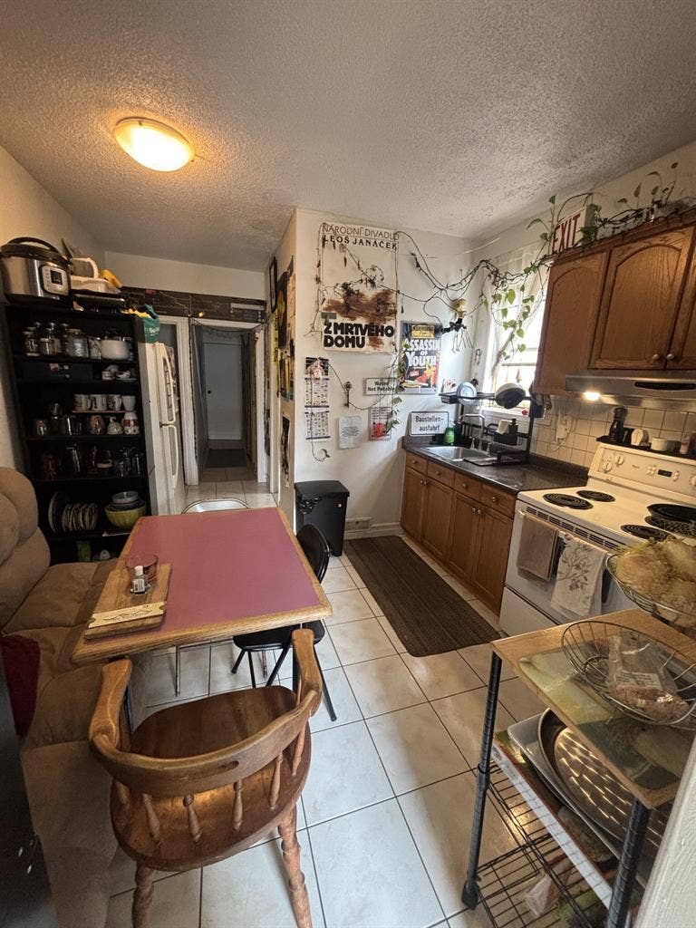 Room for rent in little Portugal