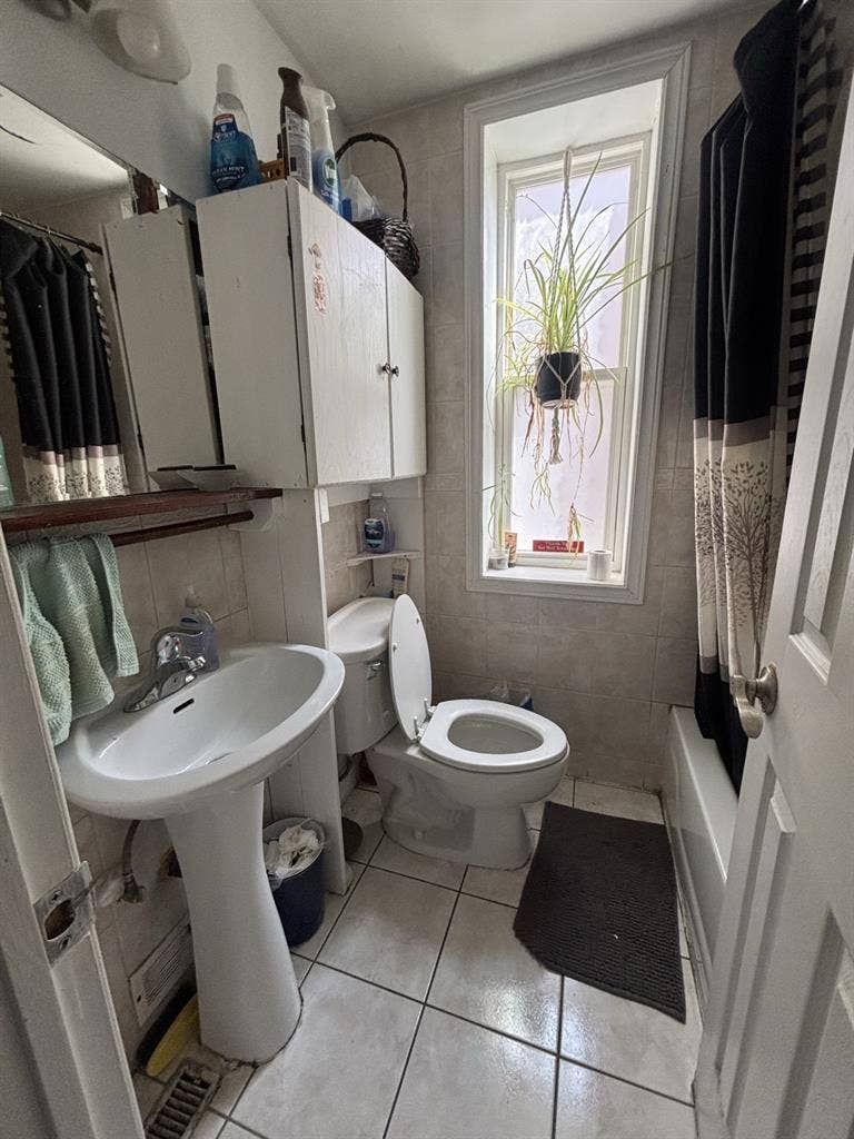 Room for rent in little Portugal