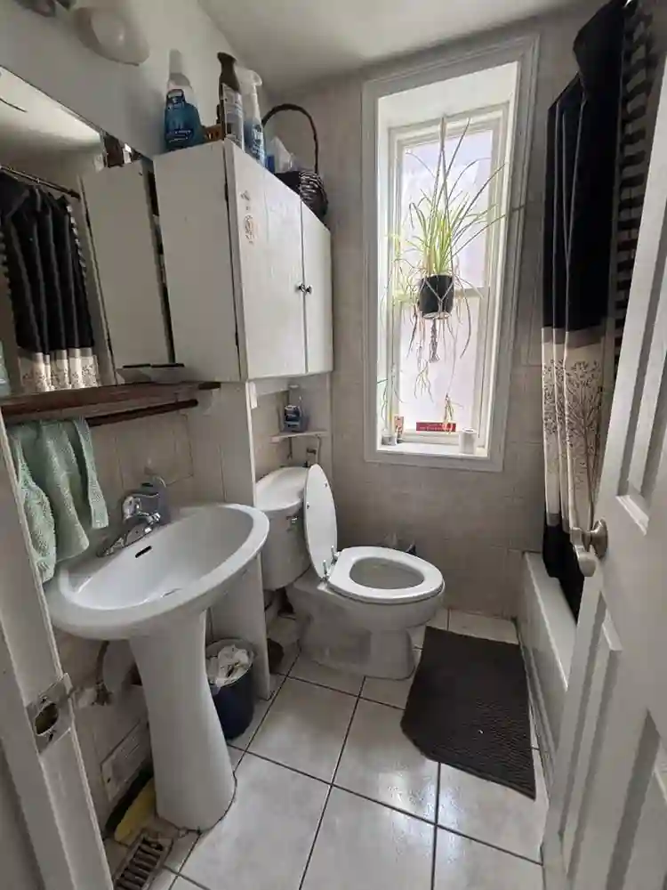 Room for rent in little Portugal
