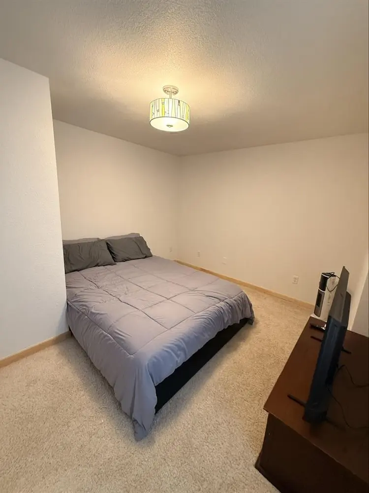 Private Basement Suite in Auroraa