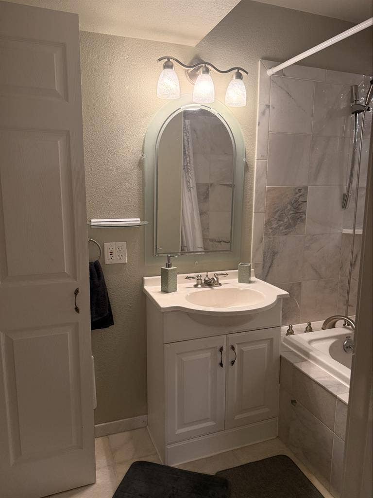 Private Basement Suite in Auroraa