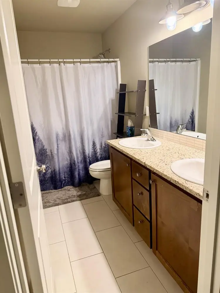 Private Room in 4 bedroom house