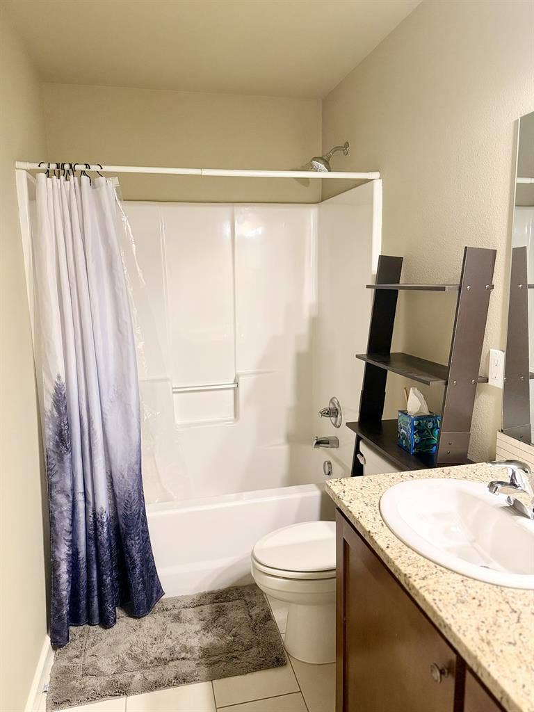 Private Room in 4 bedroom house