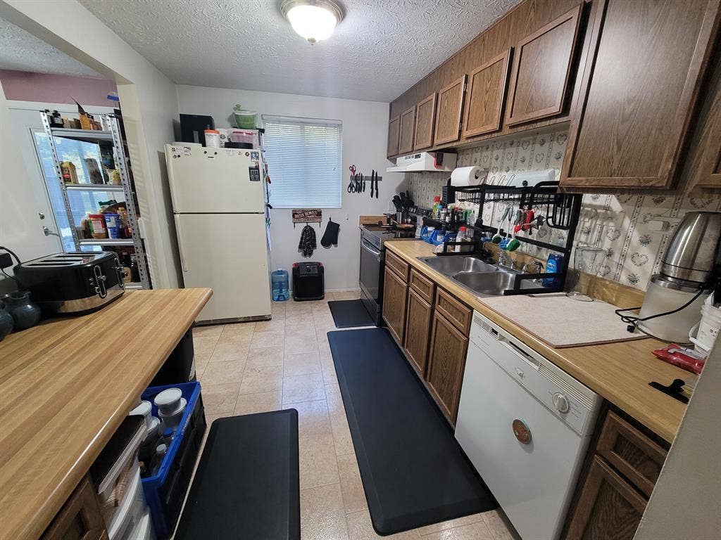 Cozy Four BD Home Roommate Needed