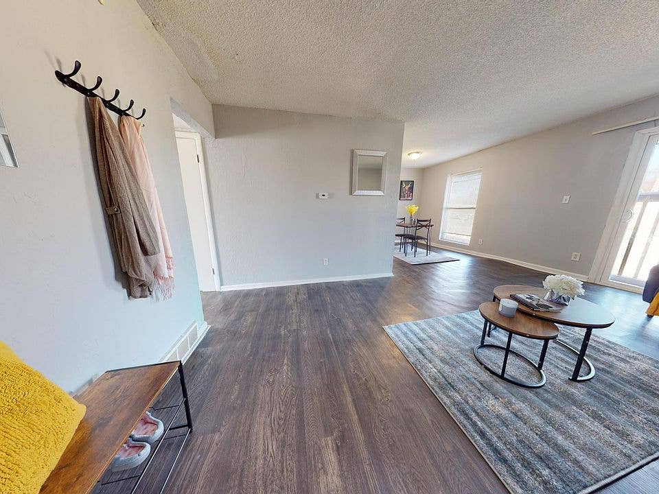 2 bedroom 1 bath beautiful balcony