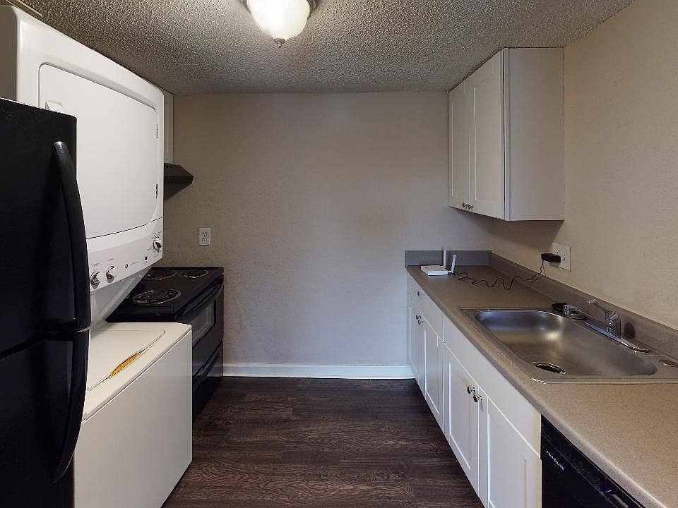 2 bedroom 1 bath beautiful balcony