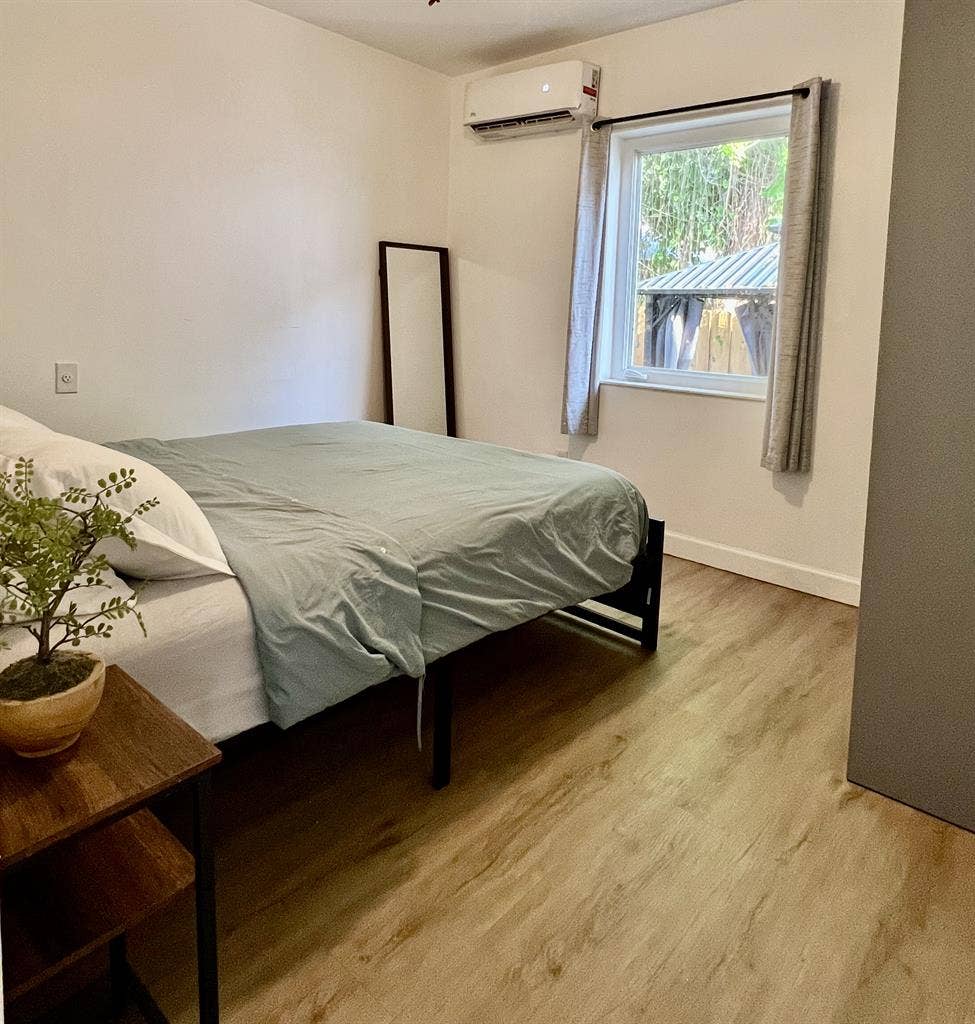 Furnished Queen Room Near Brickell
