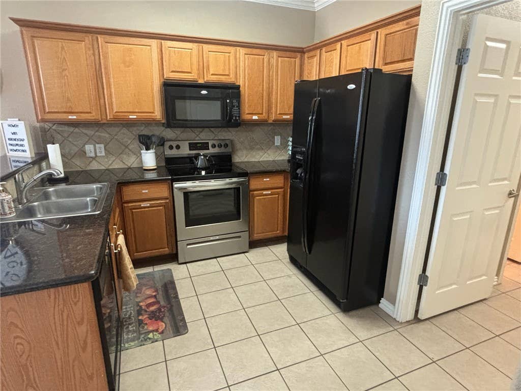 Looking for another roommate!