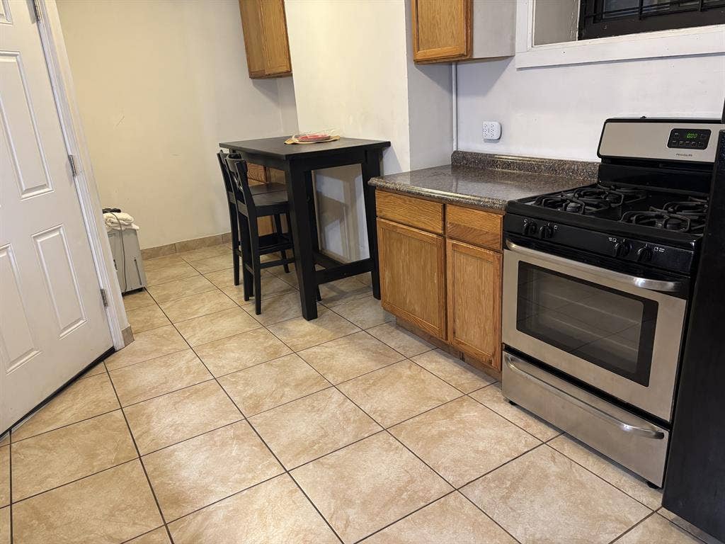 Furnished bedroom close to campus