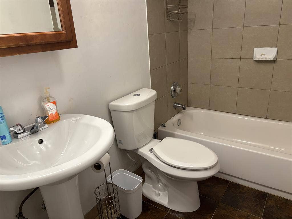 Furnished bedroom close to campus