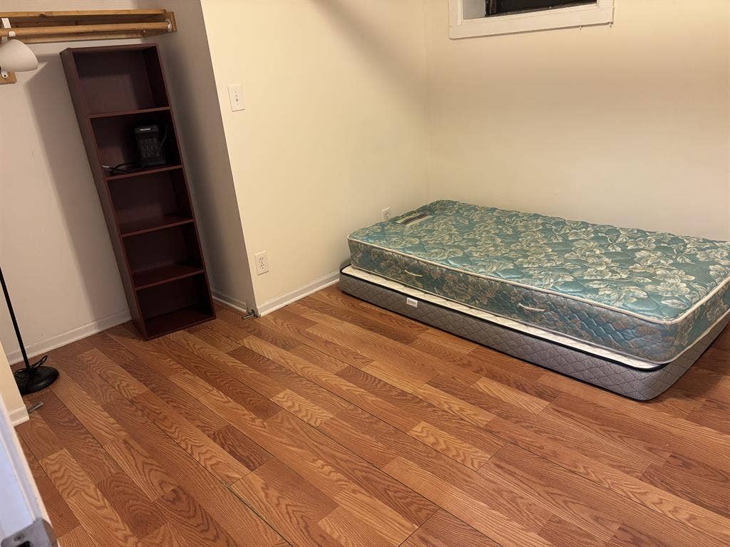 Furnished bedroom close to campus