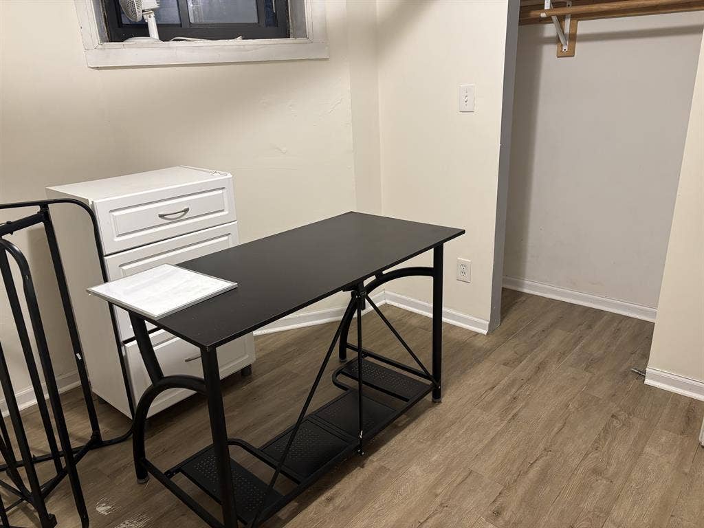 Furnished bedroom close to campus