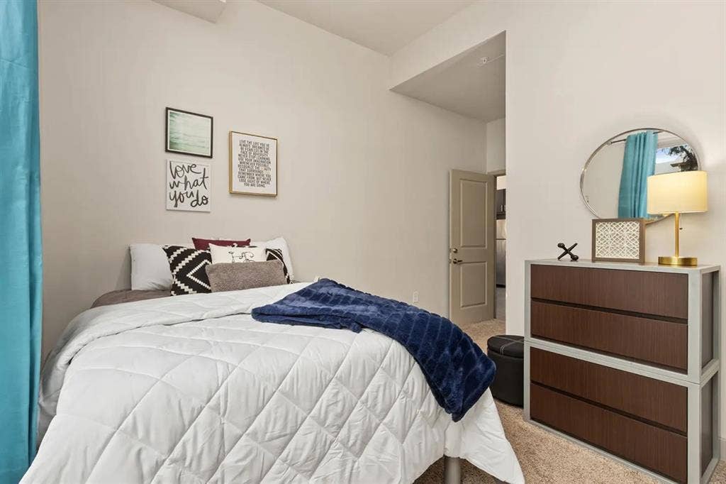 Private bedroom and bathroom!!