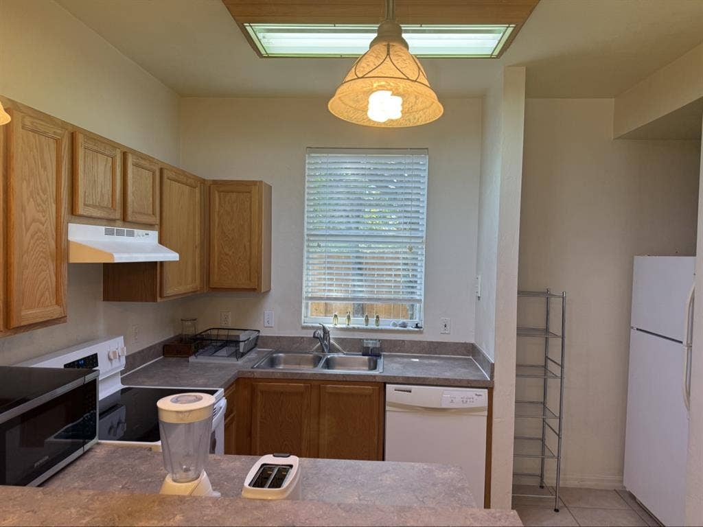 2/2.5 Furnished Condo for Rent!