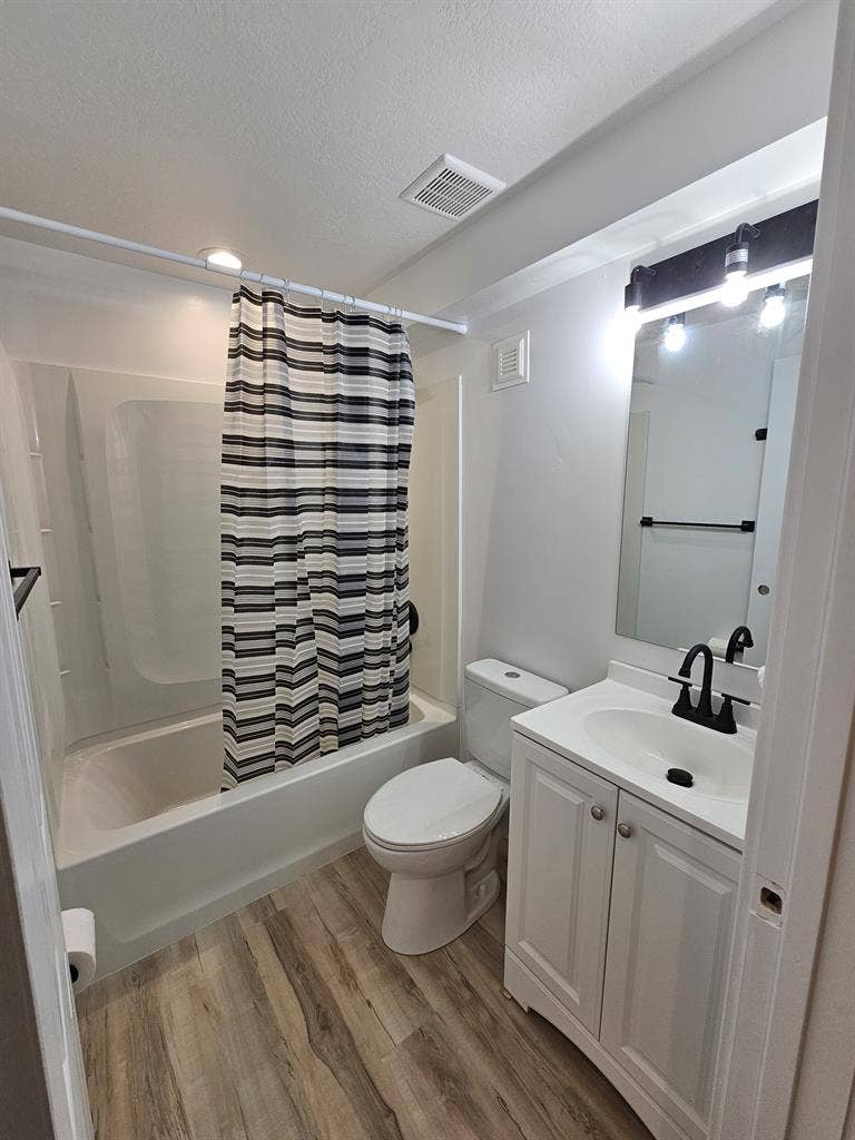 Looking for a housemate:)