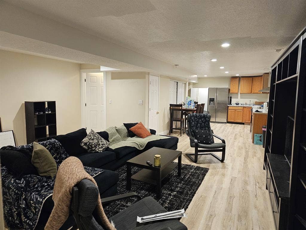 Looking for a housemate:)