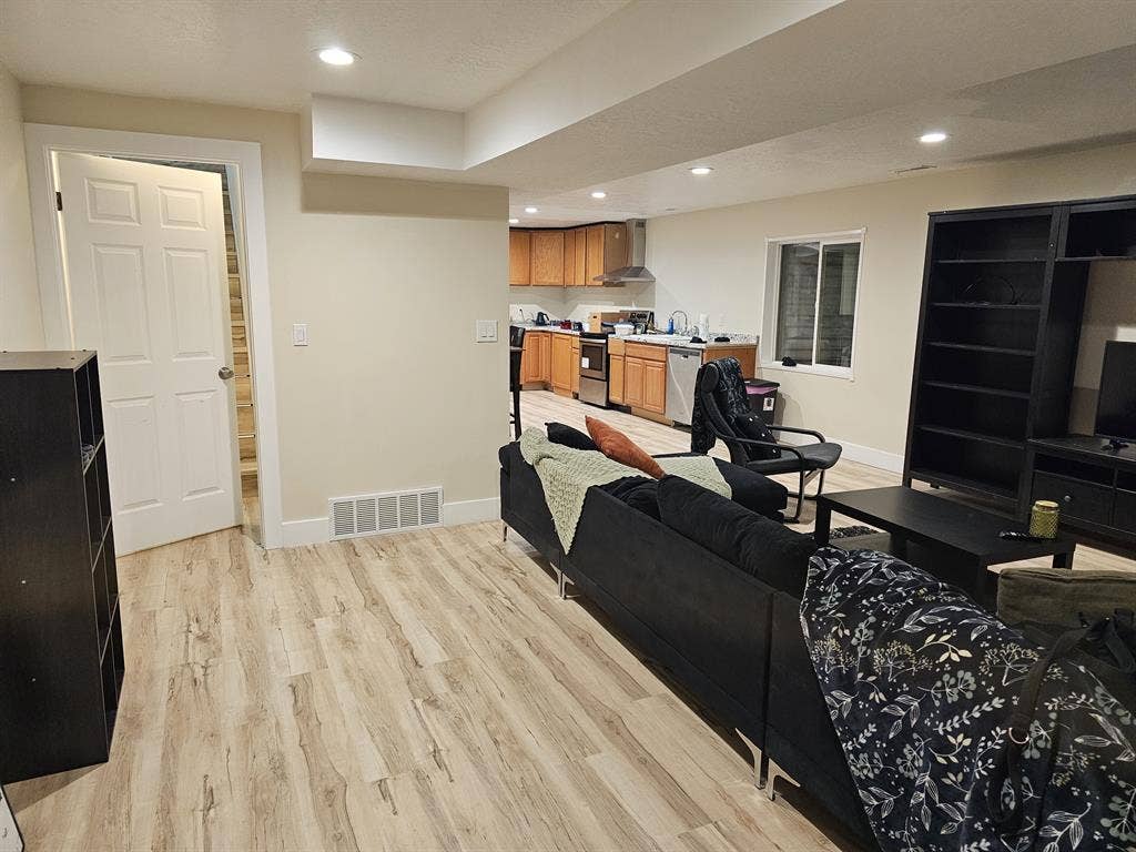 Looking for a housemate:)
