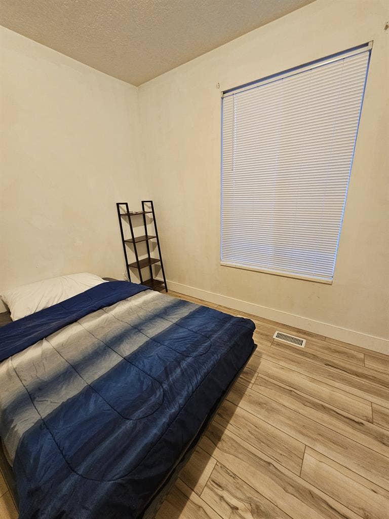 Looking for 2 housemates:)