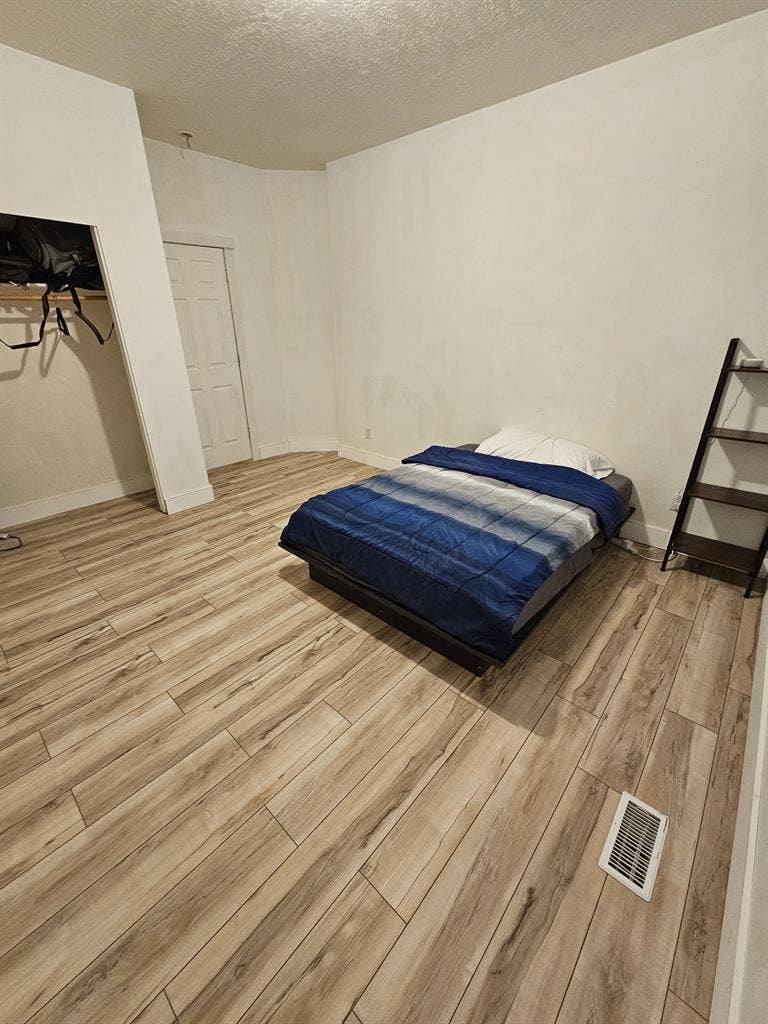 Looking for 2 housemates:)