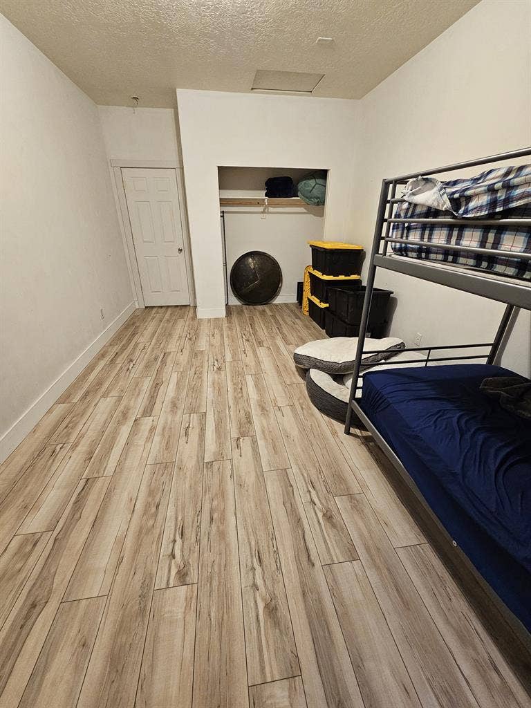 Looking for 2 housemates:)