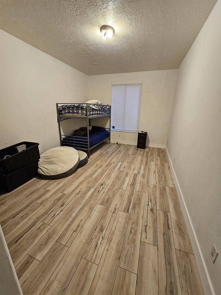 Looking for 2 housemates:)