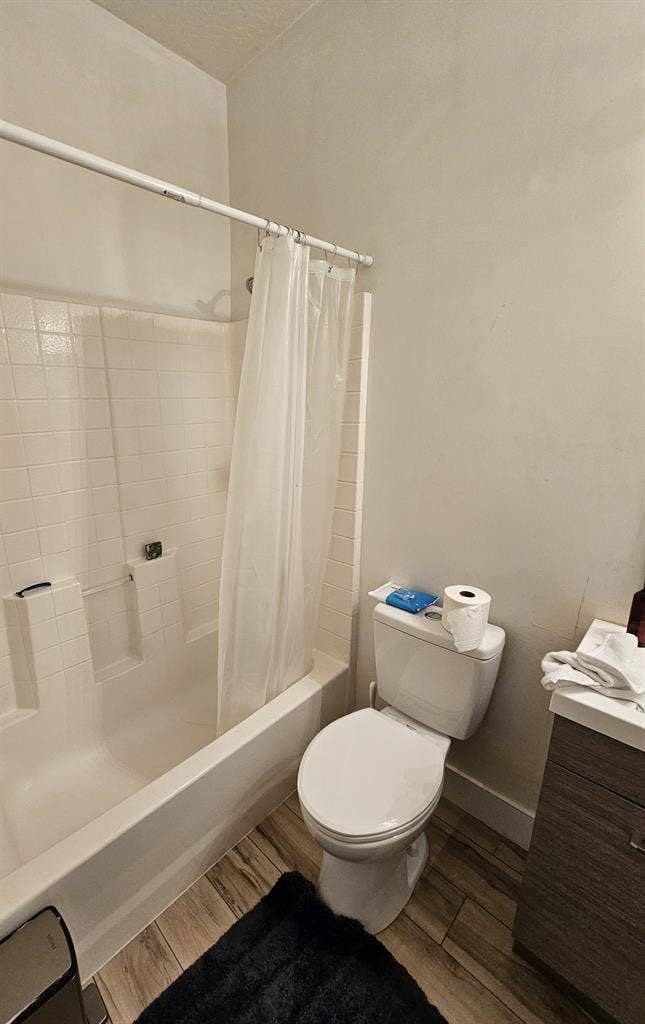 Looking for 2 housemates:)