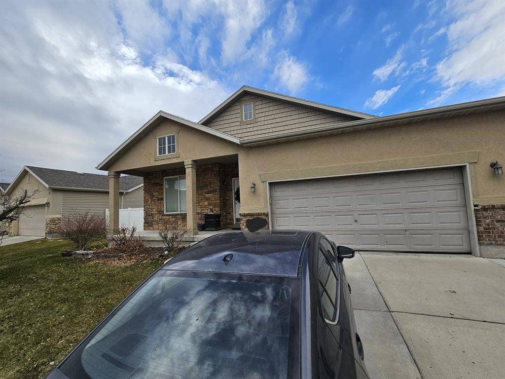 Looking for 2 housemates:)