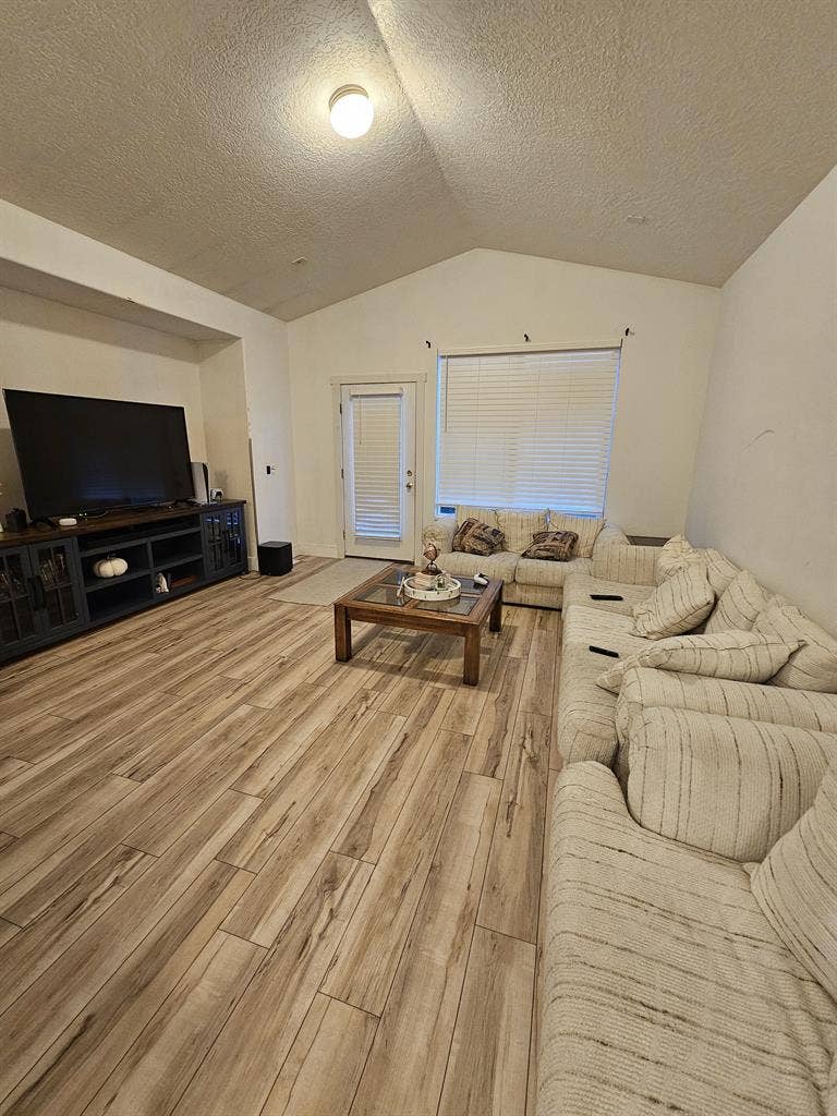 Looking for 2 housemates:)