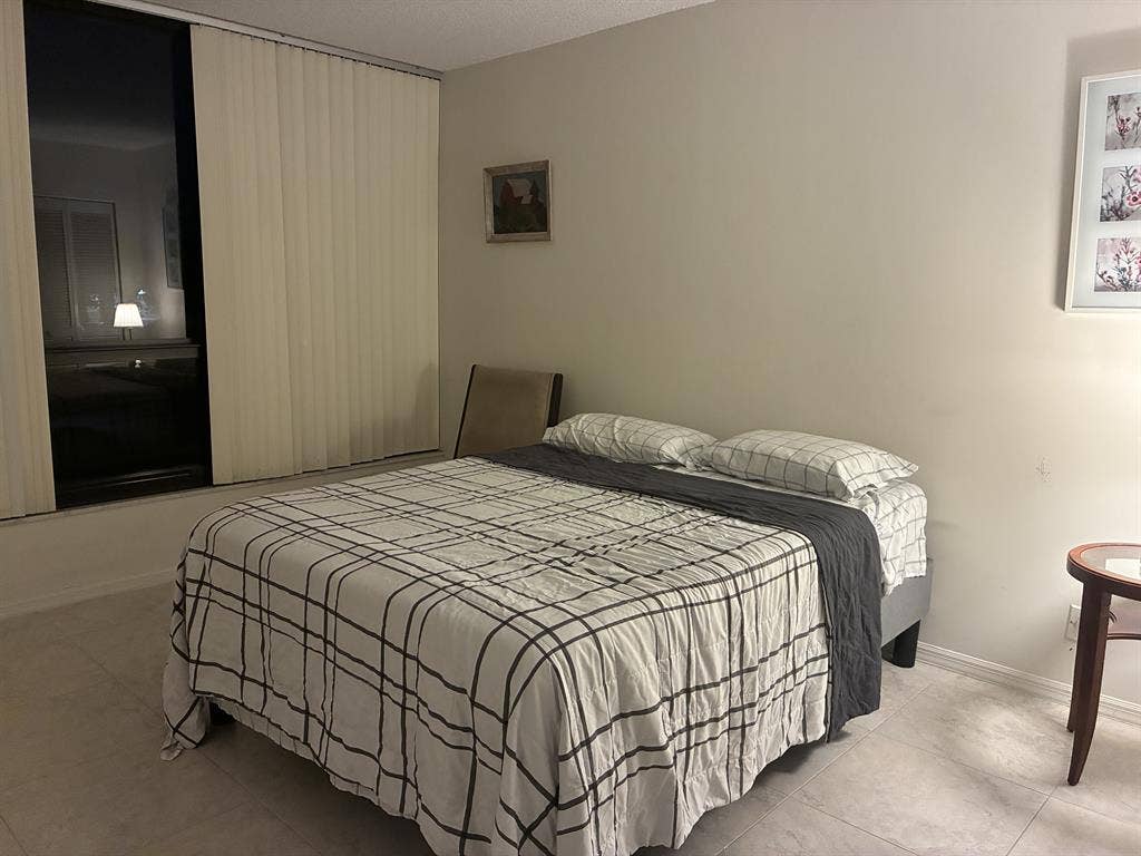Looking for a roomate