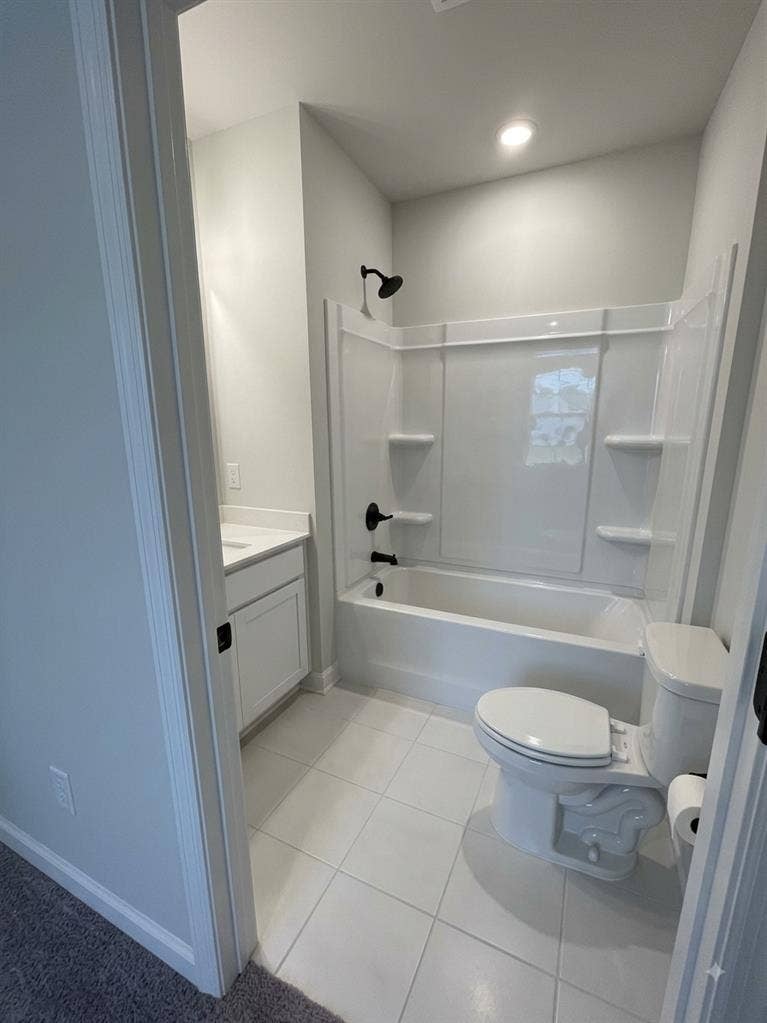 PRIVATE SPACUIOUS ROOM AND BATH.