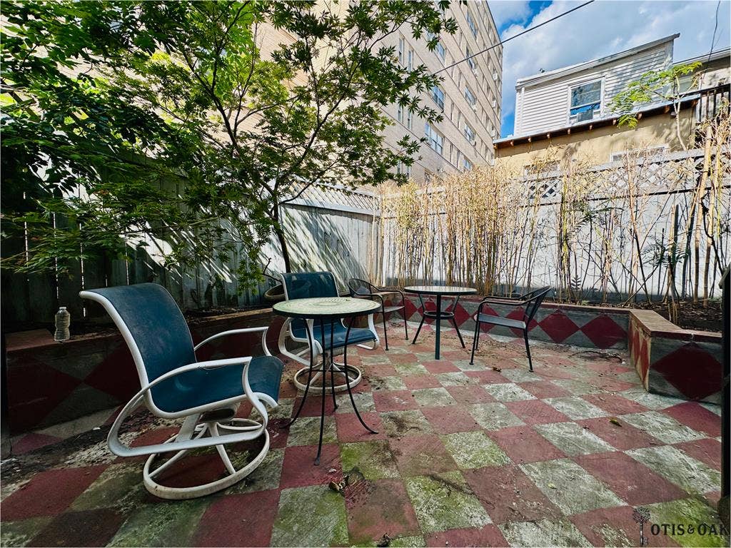 Private room in 3BR townhouse