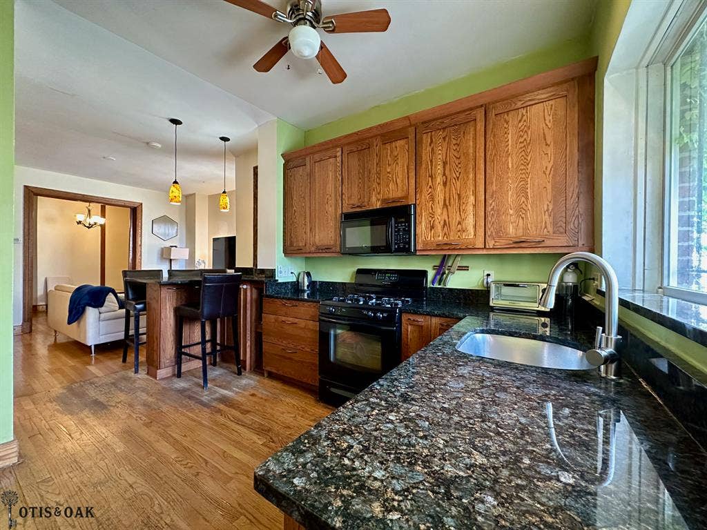 Private room in 3BR townhouse
