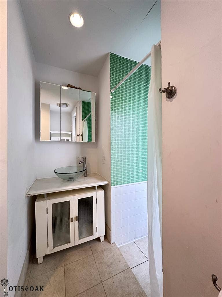 Private room in 3BR townhouse