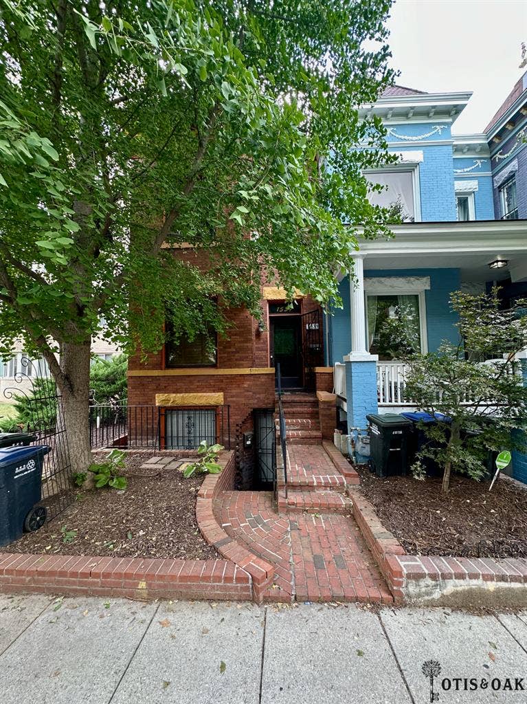 Private room in 3BR townhouse