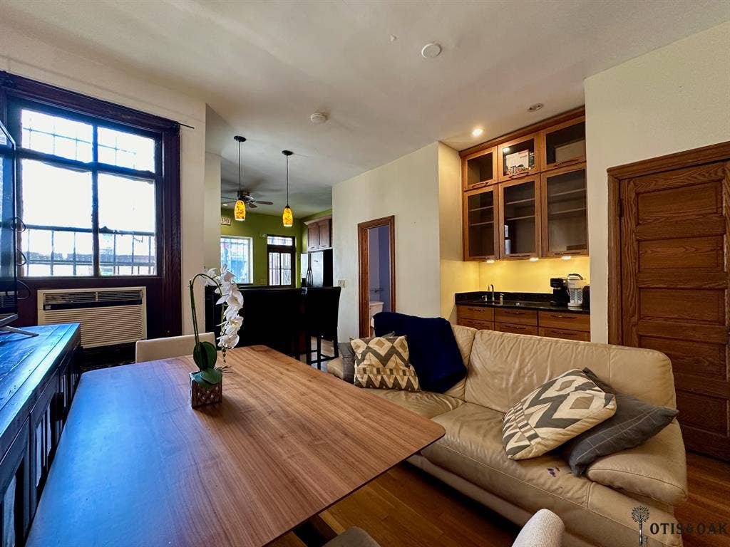 Private room in 3BR townhouse